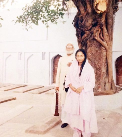 Asa’s granddaughter Ayesha with her uncle Maulana Jalaluddin Abdul Mateen offering fateha for the first time at her ancestral graveyard in Rudauli, 1995